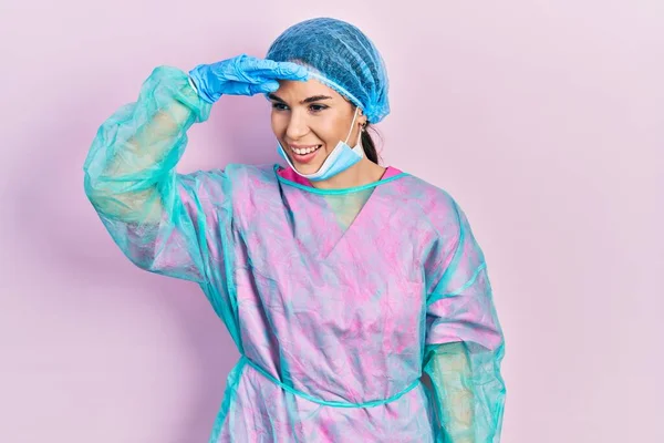 Mladá Bruneta Žena Chirurgické Uniformě Lékařské Masce Velmi Šťastná Usmívající — Stock fotografie