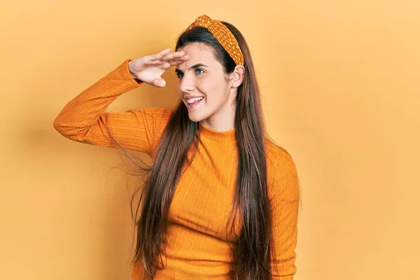 Young Brunette Teenager Wearing Casual Yellow Sweater Very Happy Smiling — стоковое фото