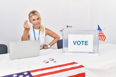 Amerika 'da siyasi seçim kampanyasında genç beyaz bir kadın italyan jesti yapıyor ve elleri ve parmakları kendinden emin ifade ediyor. 