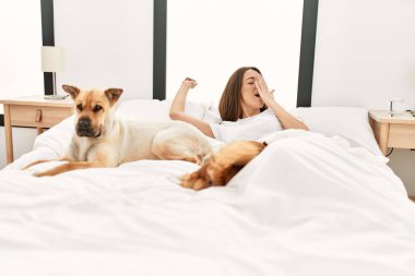 Genç İspanyol kadın uyandığında yatak odasında köpeklerle birlikte kollarını esnetiyordu.