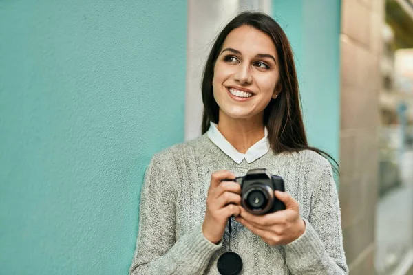Mladá Hispánka Šťastně Usmívá Pomocí Kamery Městě — Stock fotografie