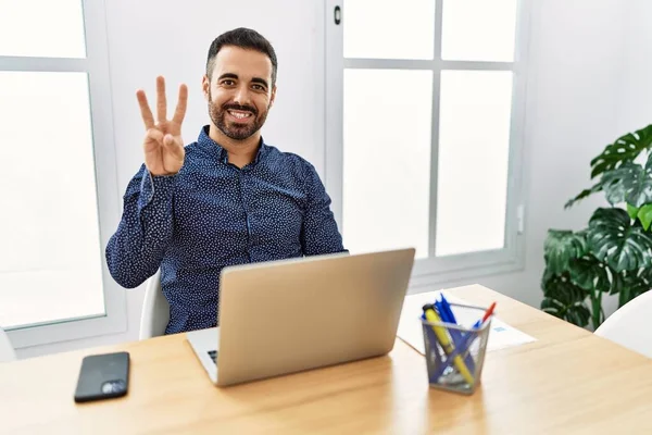 Ung Latinamerikan Man Med Skägg Arbetar Kontoret Med Laptop Visar — Stockfoto