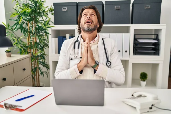 Hombre Guapo Médico Mediana Edad Que Trabaja Clínica Mendigando Orando — Foto de Stock