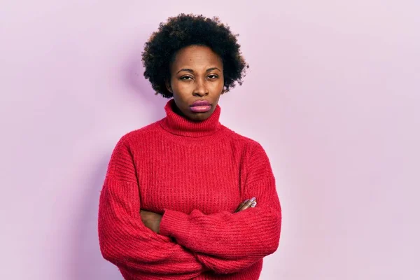 腕を持つ若いアフリカ系アメリカ人女性は 問題のために動揺を眉をひそめて 懐疑的で緊張したジェスチャーを越えました 否定的な人 — ストック写真