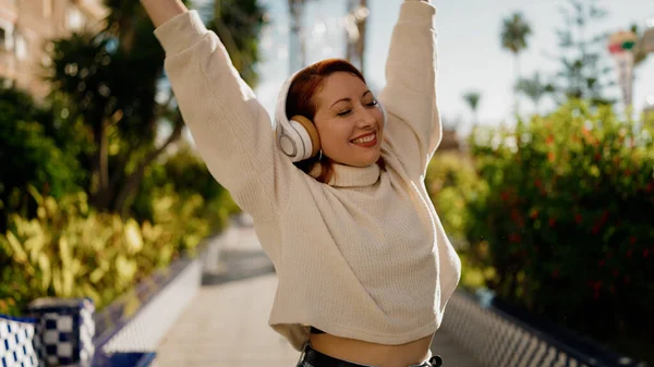 Jonge Roodharige Vrouw Luisteren Naar Muziek Dansen Park — Stockfoto
