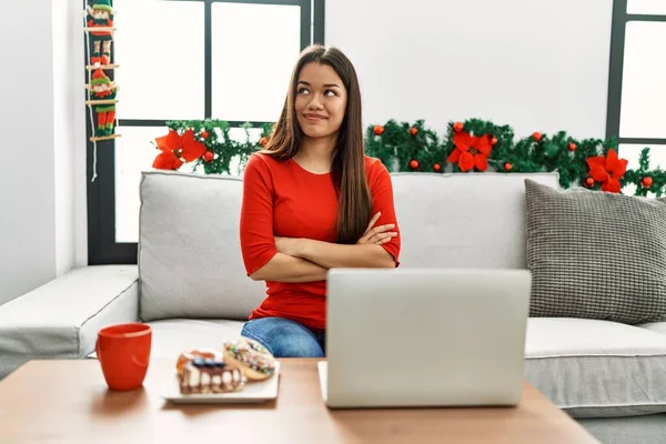 Jovem Morena Usando Laptop Sentado Sofá Natal Sorrindo Olhando Para — Fotografia de Stock