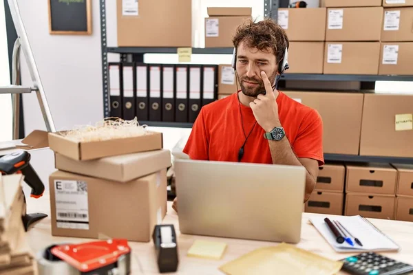 Young Hispanic Call Center Agent Man Working Warehouse Pointing Eye — Stock Photo, Image