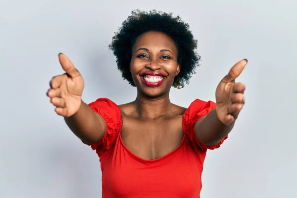 Mladá Afroameričanka Neformálním Oblečení Dívá Kamery Usmívá Otevřenou Náručí Aby — Stock fotografie