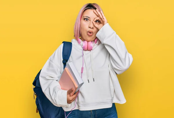 Hispanische Frau Mit Rosafarbenen Haaren Studentenrucksack Und Kopfhörer Die Geste — Stockfoto
