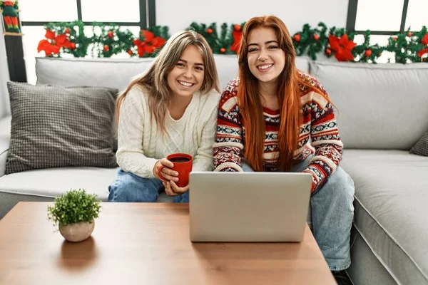 크리스마스 디오르 앉아서 노트북을 사용하고 커피를 마시는 여자들 — 스톡 사진