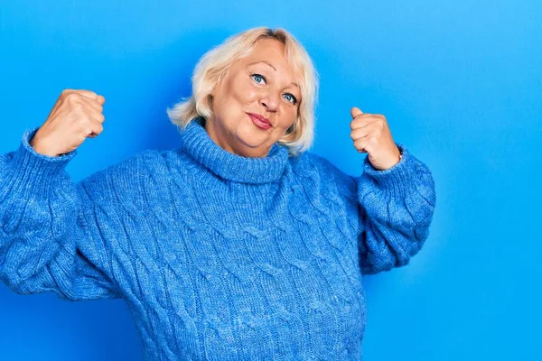 Blonde Frau Mittleren Alters Lässiger Kleidung Die Stolz Lächelnde Armmuskeln — Stockfoto