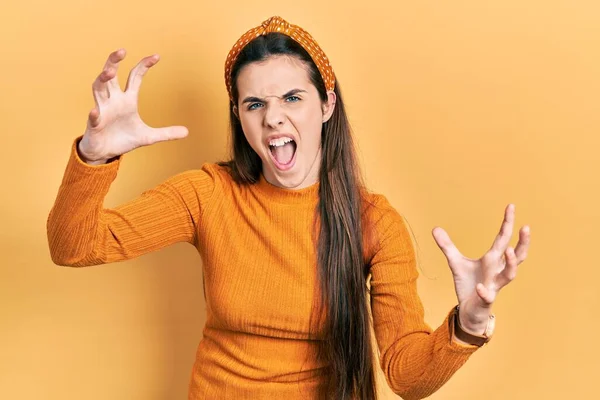 Jovem Adolescente Morena Vestindo Camisola Amarela Casual Gritando Frustrado Com — Fotografia de Stock