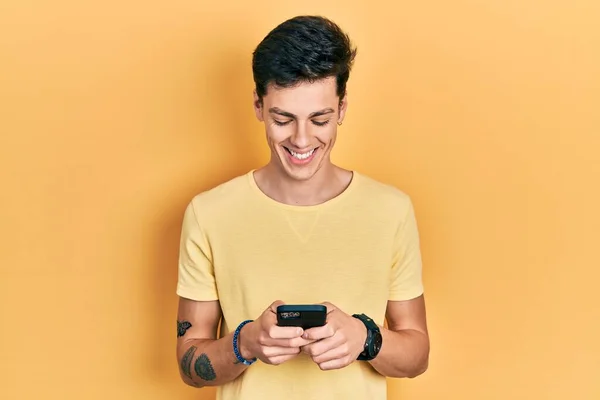 Giovane Uomo Ispanico Utilizzando Smartphone Digitando Messaggio Sorridente Con Sorriso — Foto Stock