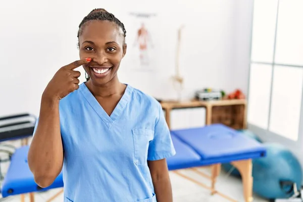 Zwarte Vrouw Met Vlechten Werken Bij Pijn Herstel Kliniek Wijzen — Stockfoto