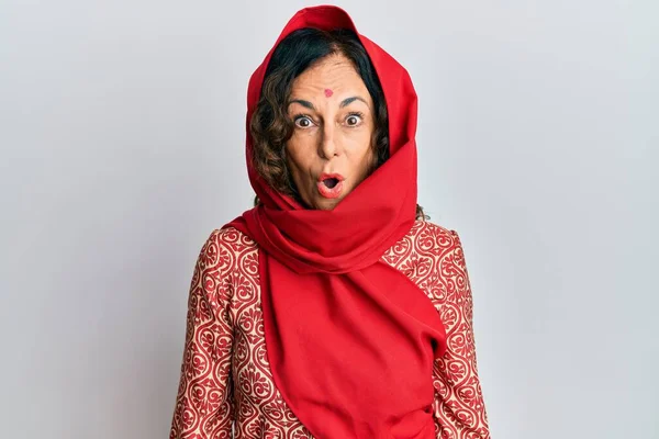 Hispanische Frau Mittleren Alters Traditioneller Sherwani Sararee Kleidung Verängstigt Und — Stockfoto
