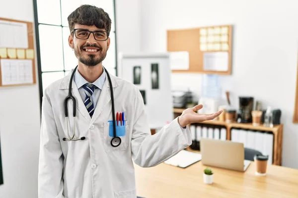 Doktor Üniforması Giyen Steteskop Takmış Spanyol Bir Adam Ofiste Gülümseyen — Stok fotoğraf