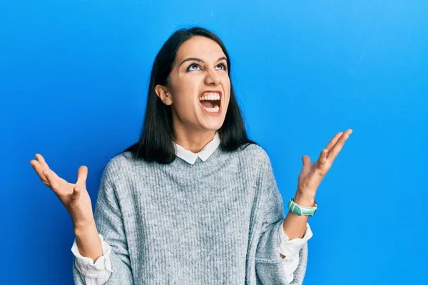 Genç İspanyol kadın gündelik kıyafetler giyip deli gibi bağırıyor ve agresif bir ifade ve kollarla bağırıyor. hüsran kavramı. 