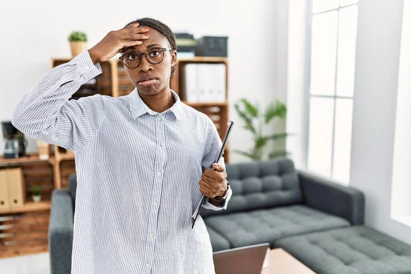 Africano Mulher Que Trabalha Clínica Psicologia Preocupado Estressado Sobre Problema — Fotografia de Stock