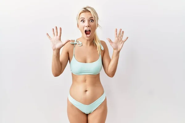 Young Caucasian Woman Wearing Bikini Isolated Background Showing Pointing Fingers — Stock Photo, Image