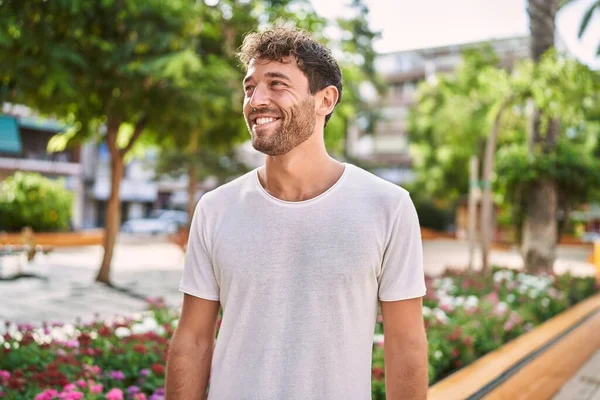 Νεαρός Ισπανός Χαμογελάει Αυτοπεποίθηση Περπατώντας Στο Πάρκο — Φωτογραφία Αρχείου