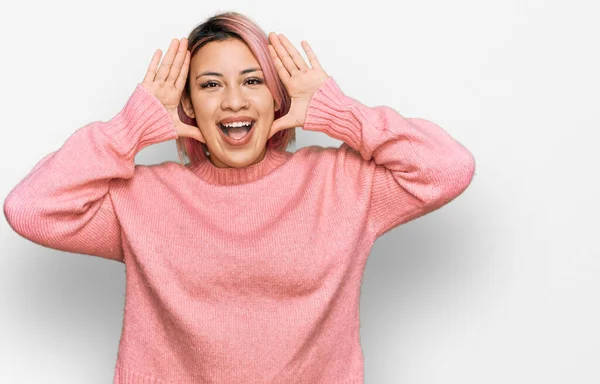 Mujer Hispana Con Pelo Rosa Vistiendo Suéter Casual Invierno Sonriendo —  Fotos de Stock