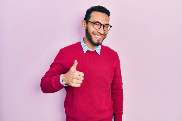 Sakallı Gömleği Giyen Gözlüklü Spanyol Bir Adam Elleriyle Mutlu Bir — Stok fotoğraf