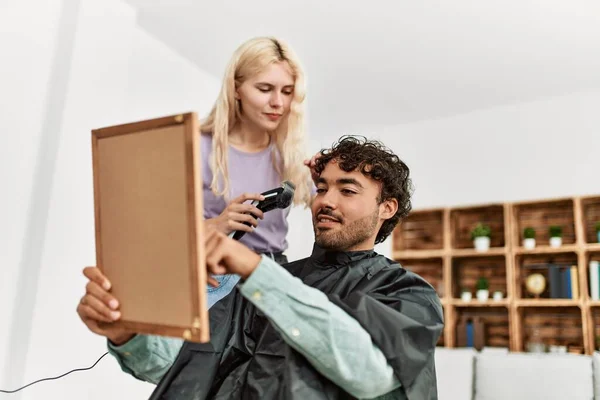 Jovem Mulher Cortando Cabelo Para Namorado Casa — Fotografia de Stock