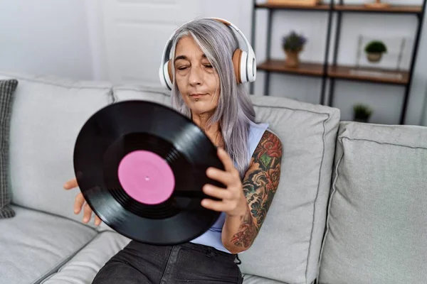 Femme Aux Cheveux Gris Moyen Âge Écoutant Musique Tenant Disque — Photo