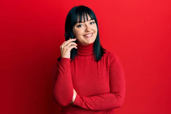 Genç Spanyol Kadın Akıllı Telefondan Konuşuyor Olumlu Mutlu Görünüyor Kendine — Stok fotoğraf