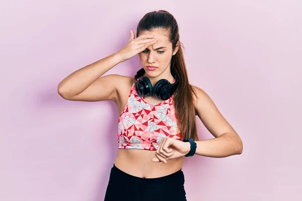 Joven Adolescente Morena Usando Ropa Gimnasio Usando Auriculares Reloj Inteligente —  Fotos de Stock