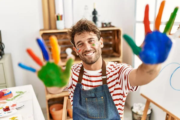 Jeune Homme Hispanique Souriant Confiant Montrant Les Mains Colorées Paume — Photo