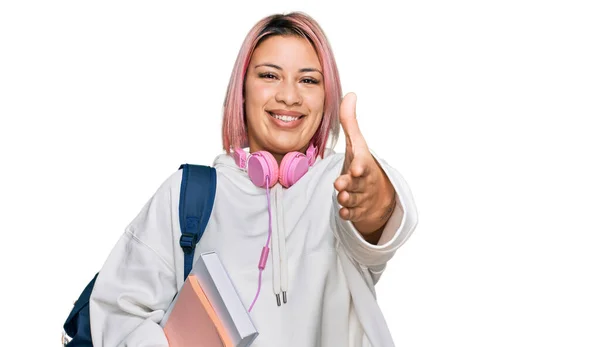 Ισπανίδα Γυναίκα Ροζ Μαλλιά Φορώντας Φοιτητική Τσάντα Και Ακουστικά Χαμογελώντας — Φωτογραφία Αρχείου
