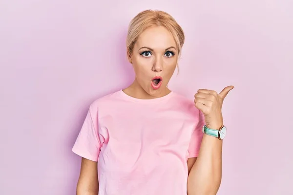 Jeune Femme Blonde Portant Casual Rose Shirt Surpris Pointant Avec — Photo