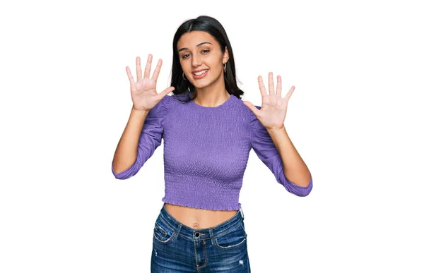 Menina Hispânica Jovem Vestindo Roupas Casuais Mostrando Apontando Para Cima — Fotografia de Stock