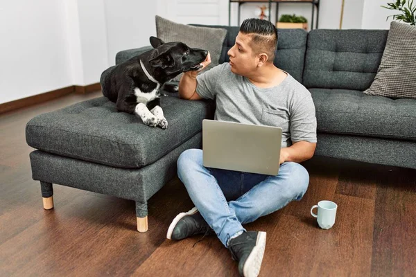 Jovem Hispânico Usando Laptop Sentado Chão Com Cão Casa — Fotografia de Stock