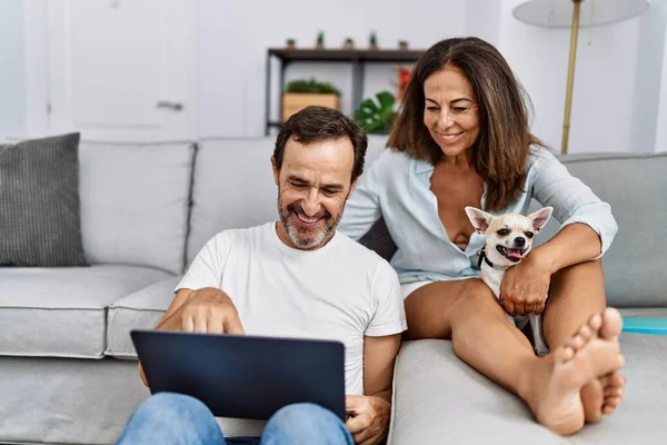 Middelbare Leeftijd Man Vrouw Paar Met Behulp Van Laptop Zitten — Stockfoto