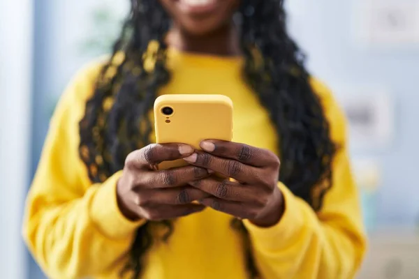 Afroamerykanka Uśmiecha Się Pewnie Pomocą Smartfona Domu — Zdjęcie stockowe
