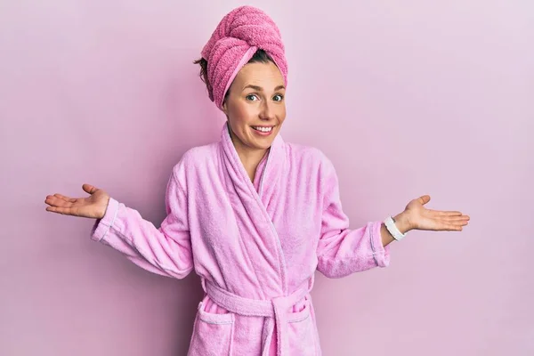 샤워기 모자를 목욕하는 여자가 양손을 벌리고 손바닥을 비교와 균형을 광고하며 — 스톡 사진