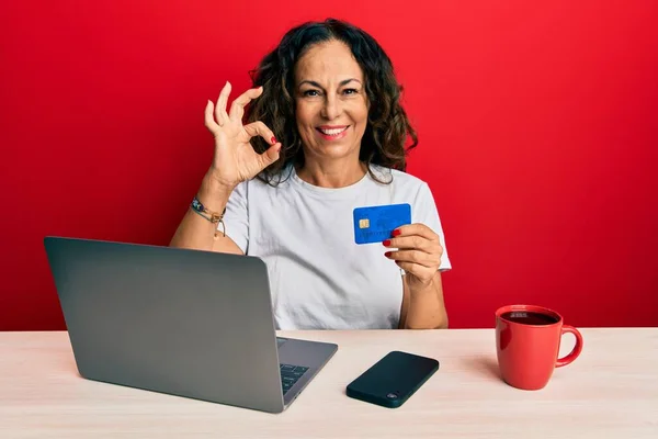 Mulher Meia Idade Bonita Trabalhando Escritório Usando Laptop Cartão Crédito — Fotografia de Stock