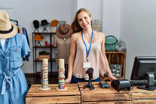 Joven Mujer Caucásica Tendero Sonriendo Confiado Trabajando Tienda Ropa — Foto de Stock