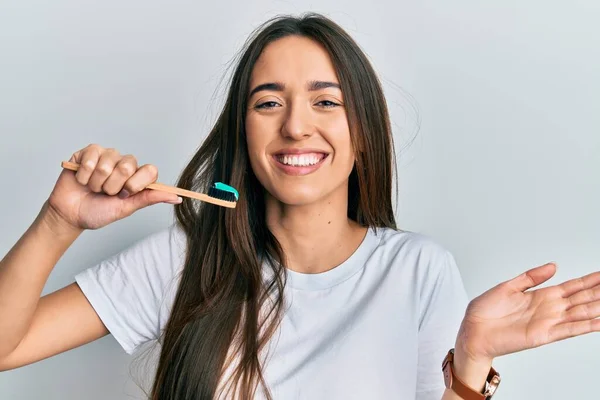 Diş Fırçasını Diş Macunuyla Tutan Genç Spanyol Kız Başarıyı Mutlu — Stok fotoğraf