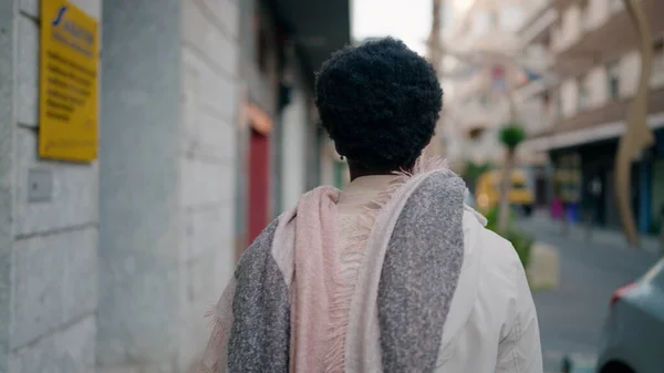 Joven Mujer Afroamericana Vista Trasera Caminando Calle — Foto de Stock