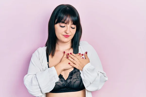 Jonge Latijns Amerikaanse Vrouw Draagt Lingerie Glimlachend Met Handen Borst — Stockfoto