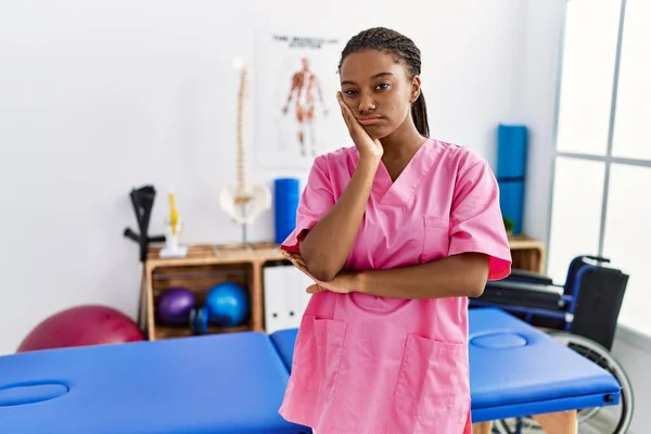 Junge Afroamerikanerin Arbeitet Schmerzklinik Und Sieht Müde Und Gelangweilt Aus — Stockfoto