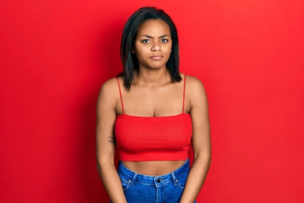 Kolsuz Tişörtlü Kuşkucu Gergin Gündelik Giyinen Afro Amerikan Genç Kız — Stok fotoğraf