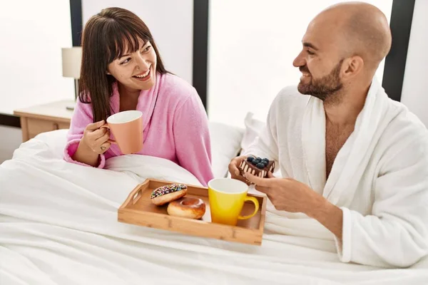 Молодая Латиноамериканская Пара Завтракает Кровати Спальне — стоковое фото