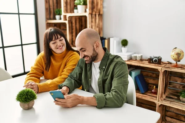 Young Hispanic Couple Smiling Happy Using Smartphone Sitting Table Home — Stock Photo, Image