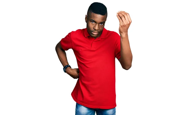 Giovane Uomo Afroamericano Indossa Casual Shirt Rossa Facendo Gesto Italiano — Foto Stock