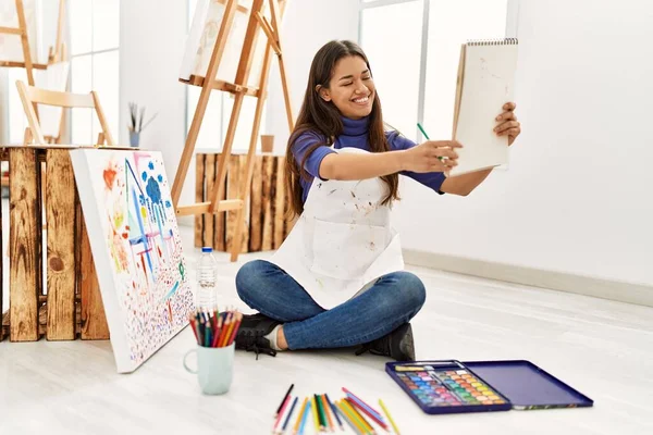 Mujer Latina Joven Sonriendo Confiado Mirando Cuaderno Dibujar Estudio Arte — Foto de Stock