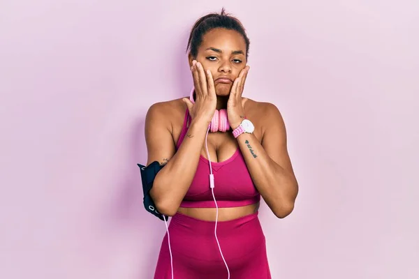 Молодая Африканская Американка Спортивной Одежде Наушниках Усталые Руки Прикрывающие Лицо — стоковое фото